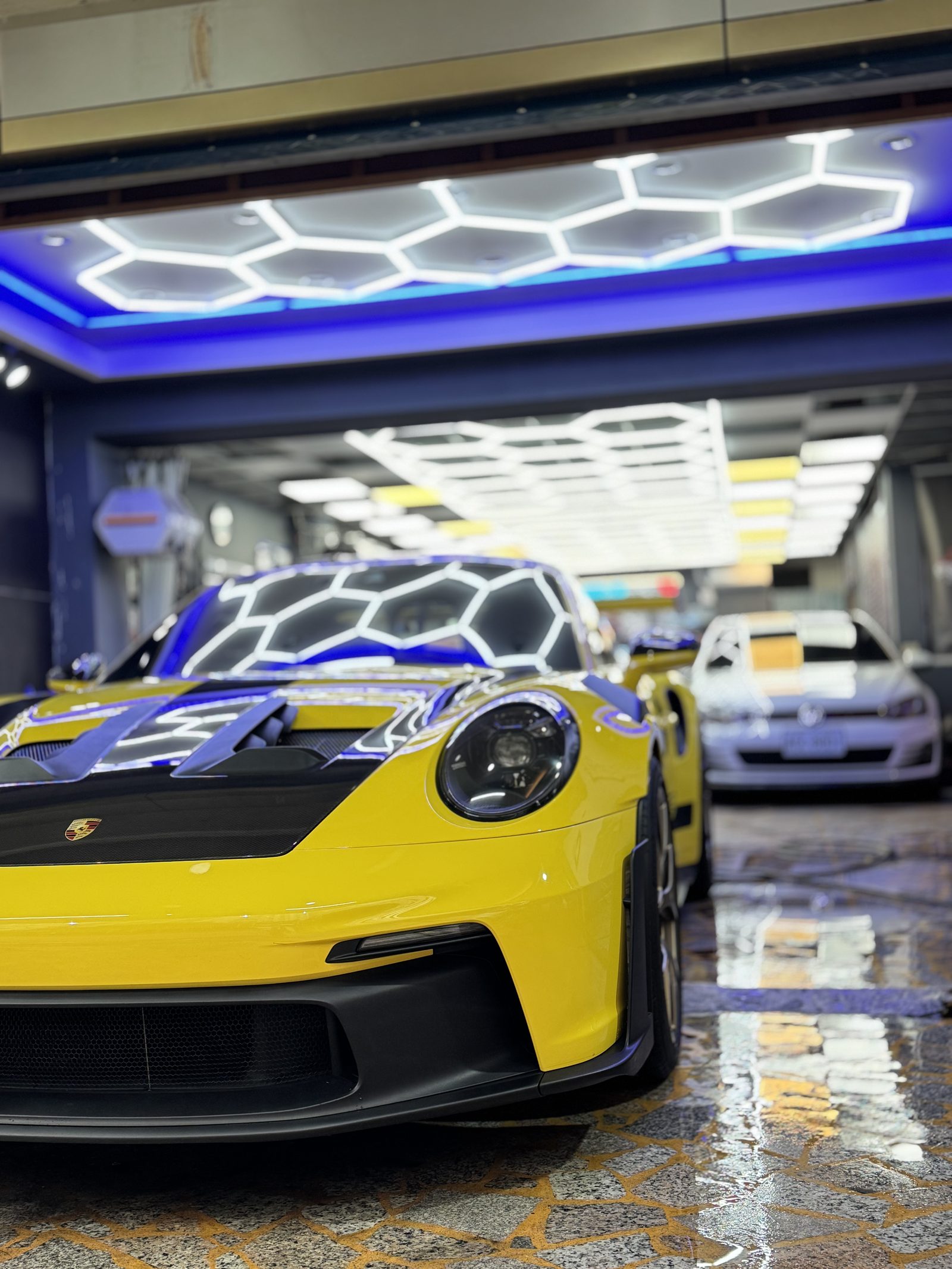 黃色 Porsche 911 GT3 RS 於克特先生施工廠房,全車遮蔽膠帶準備施作