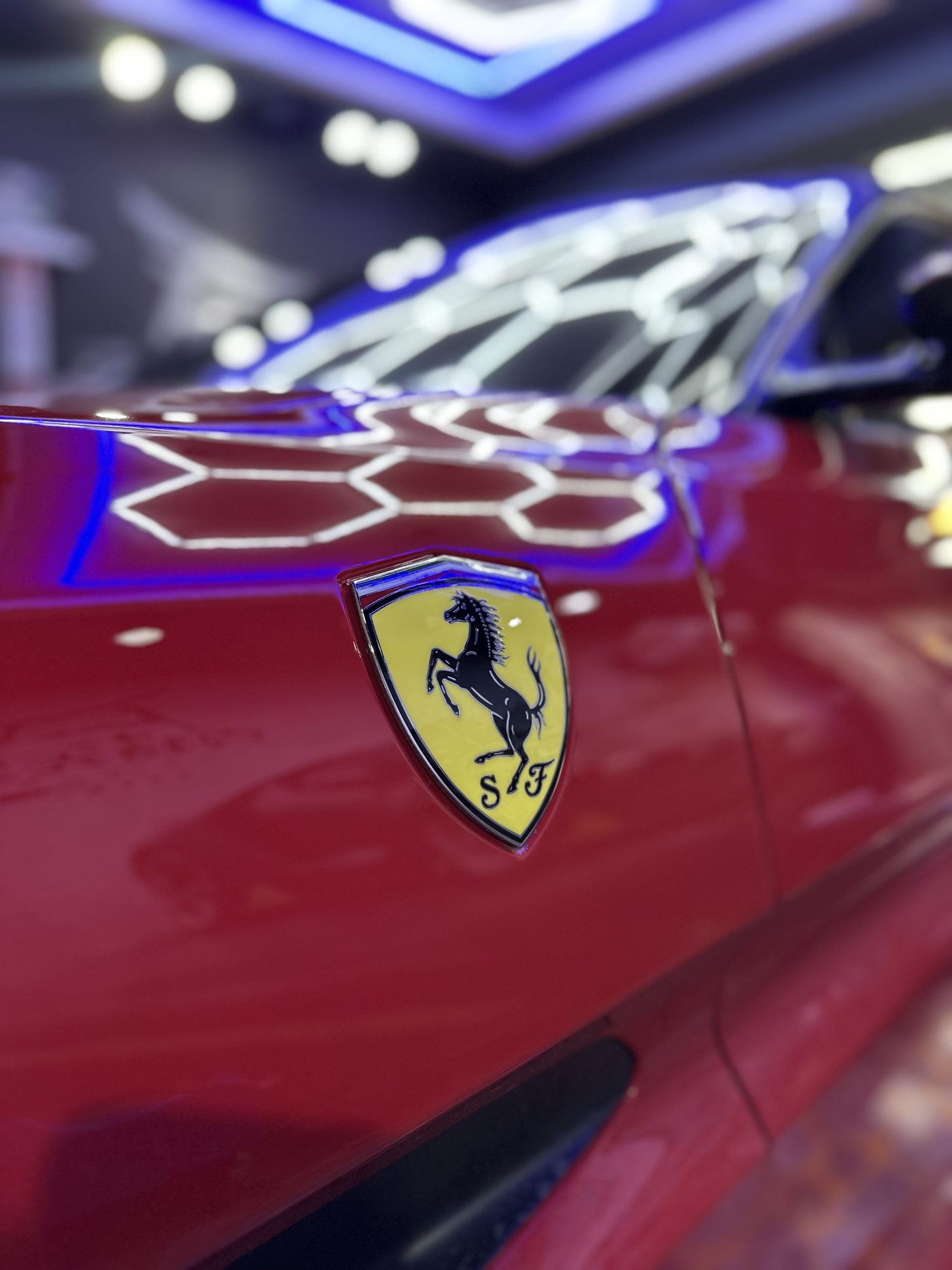 紅色 Ferrari 引擎蓋烤漆完工廠徽特寫