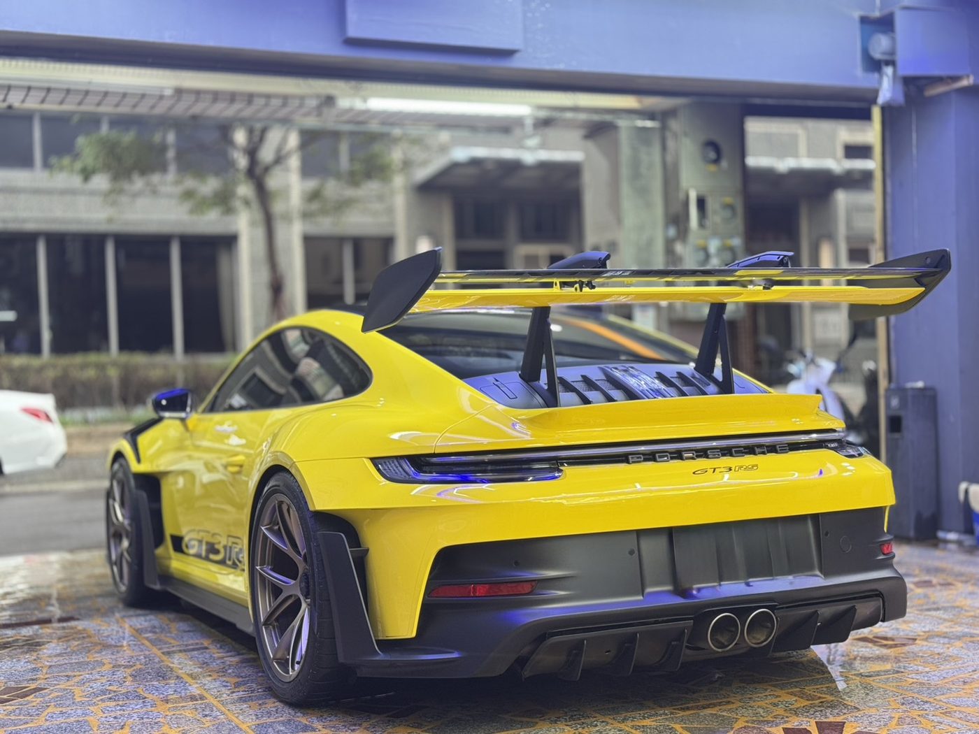 黃色 Porsche 911 GT3 RS 車尾完工實拍